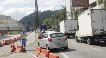 Faixa adicional de trânsito volta a ser ativada na entrada de Santos