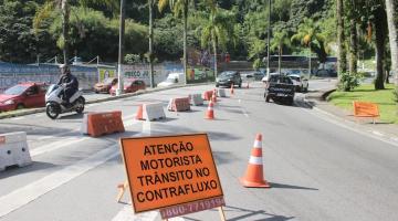 pista para veículos com cones delimitando uma faixa. #paratodosverem