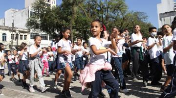 crianças dançando na praça #paratodosverem