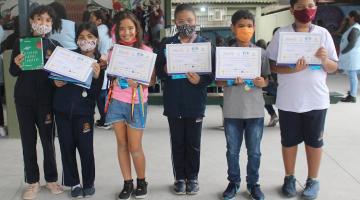  crianças segurando o diploma #paratodosverem