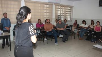 pessoas estão sentadas em sala assistindo a uma palestra. #paatodosverem