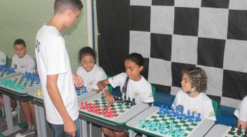 Escola de Santos com projeto de xadrez recebe campeões da modalidade