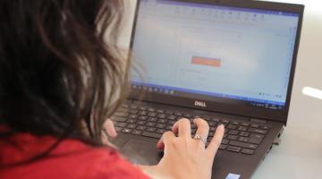 mulher à frente de computador. #paratodosverem