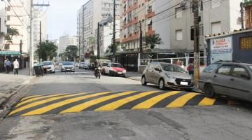 lombada em via e carros estacionados ao lado #paratodosverem