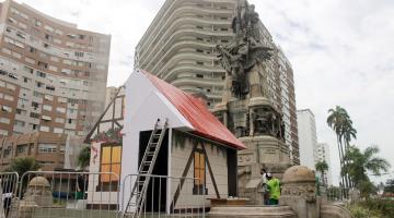 Papai Noel chega à Praça da Independência, em Santos, no sábado 