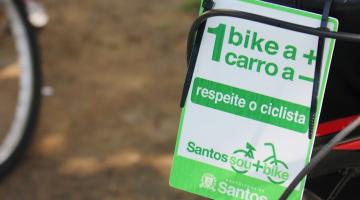 close de placa onde se lê: uma bike a mais, um carro a menos. #paratodosverem