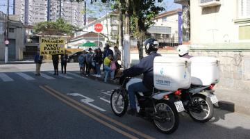 segurando faixa, estudantes param sobre faixa de pedestre para homenagear bons motoristas. #paratodosverem