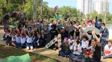 Estudantes de Santos têm manhã especial com feras do skate na pista da Lagoa da Saudade