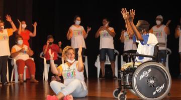Participantes de projeto das policlínicas de Santos celebram ano dançando em festival