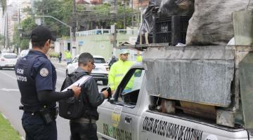 agentes fiscalizam veícuo com entulho em cima #paratodosverem