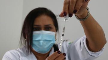 Enfermeira prepara a vacina #paratodosverem
