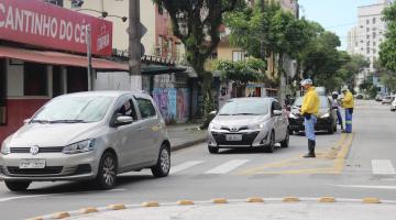 agentes abordam carros em entrada de rotatória #paratodosverem