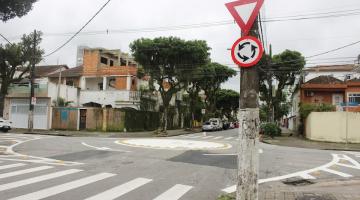 Mais três minirrotatórias reforçam segurança no trânsito em Santos 