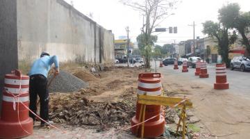 homem está limpando terreno. Àrea junto à pista está delimitada por cones. #paratodosverem