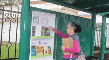 Leia Santos ganha pontos de doação e entrega de livros em paradas de ônibus