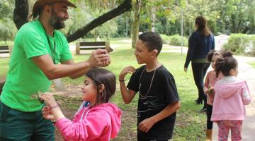 Crianças e adolescentes com deficiência auditiva curtem visita ao Jardim Botânico em Santos