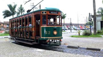 bonde andando no centro #paratodosverem 