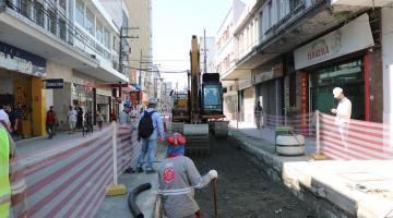 Obras do VLT e de recuperação de elevado avançam na região central de Santos