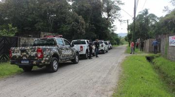 carros e caminhonetes estão em rua de pedra. #paratodosverem