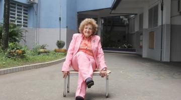 Professora aposentada de 92 anos recebe homenagem de ex-aluna em escola municipal de Santos