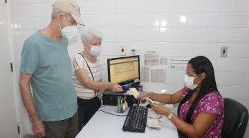 Primeiro dia de vacinação contra a gripe atrai mais de 2 mil santistas às policlínicas