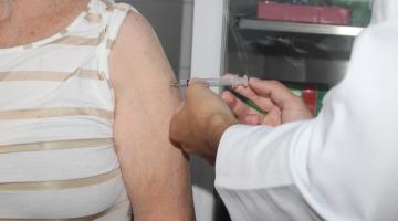 mãos vacinam braço de mulher. #paratodosvem 
