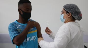 Cobertura vacinal contra a covid-19 preocupa em Santos; policlínicas abrem neste fim de semana