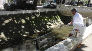 Santos analisa água dos canais para detectar irregularidades e melhorar balneabilidade