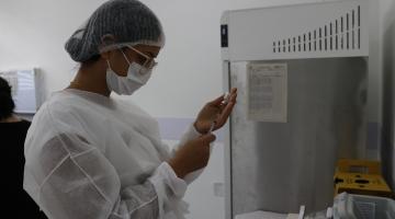 enfermeira prepara vacina #paratodosverem