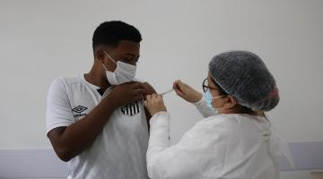 Jovem recebe vacina de enfermeira #paratodosverem