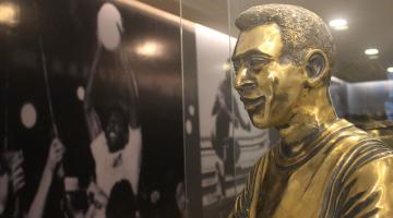 Mesmo com mausoléu fechado, fãs vão ao Memorial em Santos para dar o último adeus a Pelé