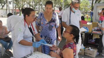 Ação para orientar sobre anemia falciforme é realizada na Praça Mauá em Santos