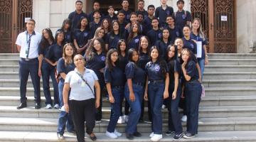 jovens uniformizados do camps posam para foto em escadaria da prefeitura. #paratodosverem