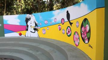 Orquidário de Santos fica mais colorido com novo mural artístico