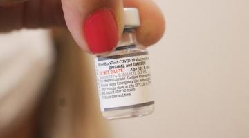 Santos aplica vacina bivalente para trabalhadores da saúde 50+ a partir de segunda