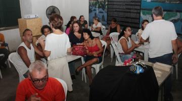 alunos reunidos em sala de artesanato. #paratodosverem