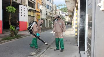 dois técnicos fazem nebulização #paratodosverem