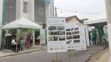 banners e tendas na rua em frente à policiclínica. #paratodosverem 