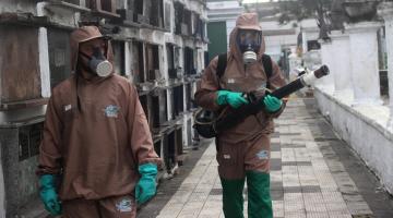 Cemitérios de Santos recebem agentes de combate ao Aedes em ação para o Dia dos Pais