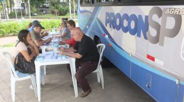 Procon Móvel estaciona na Ponta da Praia, em Santos, e orienta consumidores