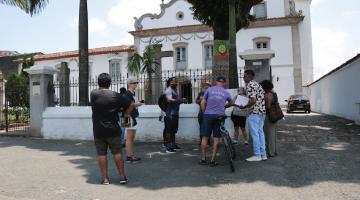 turistas estão em frente à Igreja do Valongo. #paratodosverem