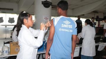 Ao lado de ídolos e mascotes, mais de 460 pessoas se vacinam no Santos FC