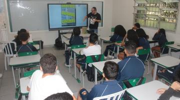 Projeto leva escritor para bate-papo sobre o cinema em Santos em escola municipal no morro