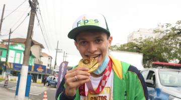 atleta mordendo a medalha de ouro #paratodosverem