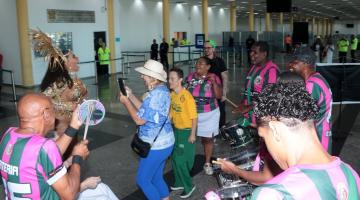 escola de samba rodeia turista no terminal #paratodosverem 