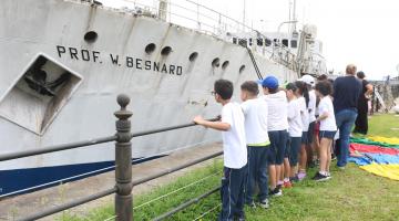 alunos olham navio #paratodosverem 