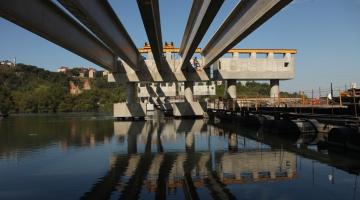 Concretada rampa de acesso à ponte sobre rio na Zona Noroeste de Santos