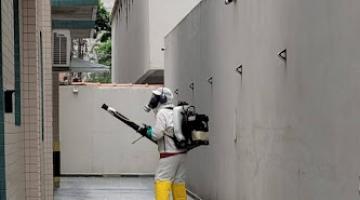agente com roupa de proteção faz nebulização em imóvel #paratodosverem 