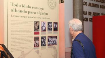 homem olha exposição #paratodosverem