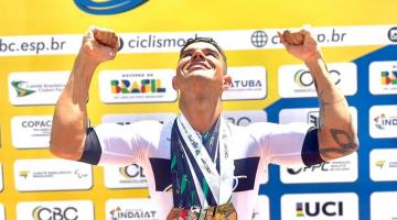 Ciclista comemora com 6 medalhas. #Paratodosverem